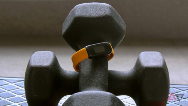 fitbit-inspire-3-dumbbells.jpg