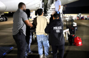 Los registros de vuelo filtrados muestran que Trump Admin mudó a miles de inmigrantes sin protecciones de debido proceso