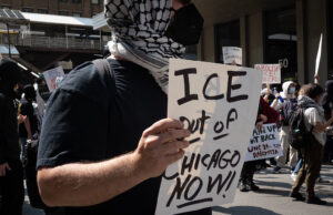 Ice Raid dirigida por la secretaria del DHS Kristi Noem en los suburbios de Chicago da como resultado cinco arrestos, incluidos dos ciudadanos estadounidenses