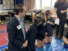 El parlamento viaja por el arbusto, dando a los estudiantes una oportunidad a la ley de clases