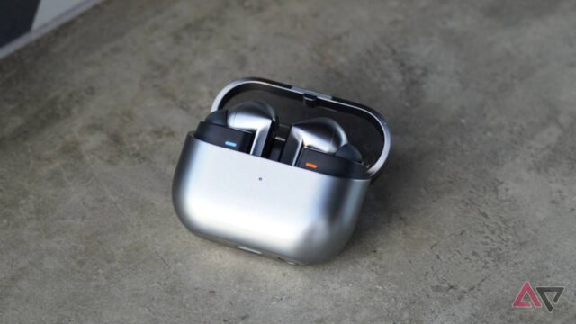 samsung-galaxy-buds-3-pro-case-open-lying.jpg