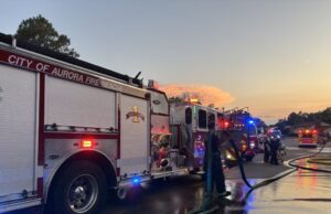 4 personas, perro desplazado por Aurora Apartment Fire