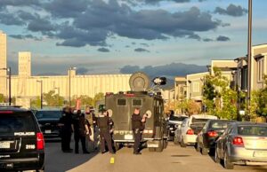 Policía en enfrentamiento con ocupantes con barricadas de Commerce City Home