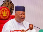 Los nigerianos reaccionan mientras Akpabio recompensa a los hijos del asistente de policía fallecido en un accidente