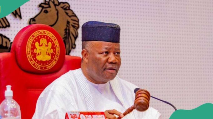 Los nigerianos reaccionan mientras Akpabio recompensa a los hijos del asistente de policía fallecido en un accidente