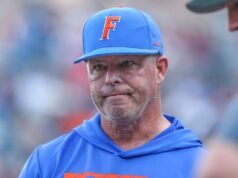 El entrenador de béisbol de Florida Kevin O’Sullivan regresa de su licencia