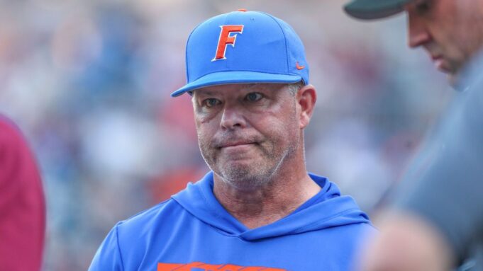 El entrenador de béisbol de Florida Kevin O’Sullivan regresa de su licencia