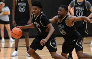 El estudiante de primer año de los CU Buffs, Isaiah Johnson, se hace cargo