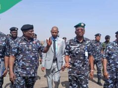 La policía toma la custodia del sospechoso que huyó a Ghana por el presunto asesinato de un oficial del FRSC y su hija