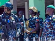 Llama a la puerta mientras la policía arresta a mascaradas después de la orden del gobernador