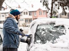 Descongela la ventanilla de tu coche en menos de un minuto con truco de invierno