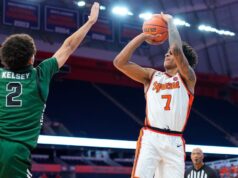 El hijo de Carmelo Anthony, Kiyan, hace su debut en Syracuse con uno de sus padres a mano