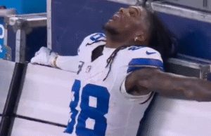 CeeDee Lamb, angustiada, se queda en la banca antes de que los Cowboys consigan la victoria