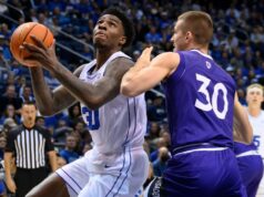 Kennard Davis anota 18 puntos a cambio de la suspensión y BYU gana
