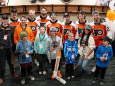 Folletos para honrar a los jóvenes pacientes con cáncer con SkateSkins antes del juego