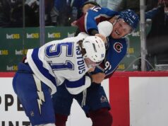 Gabe Landeskog mostrando lucha, haciendo pequeñas cosas para Avalanche