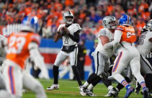 Dondrea Tillman de los Broncos intercepta a Geno Smith de los Raiders