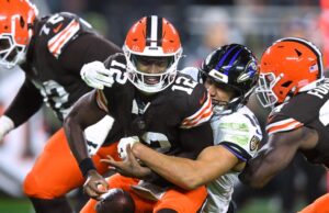 El mariscal de campo de los Browns, Shedeur Sanders, debuta en la NFL después de que Dillon Gabriel se marcha con una lesión en la cabeza.