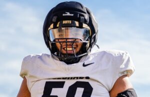 El liniero de los Colorado Buffs, Yahya Attia, versátil