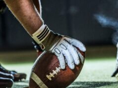 Entrenador de secundaria empuja al mariscal de campo contrario y provoca pelea en la banca