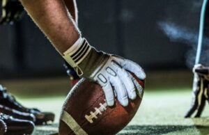 Entrenador de secundaria empuja al mariscal de campo contrario y provoca pelea en la banca