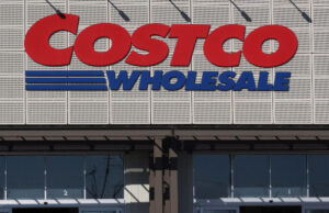 Costco retira del mercado productos de ensalada César por posible contaminación plástica