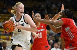 El baloncesto femenino de los Colorado Buffaloes visita Louisville