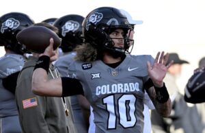 El mariscal de campo de los Colorado Buffaloes, JuJu Lewis, disfruta de la oportunidad titular