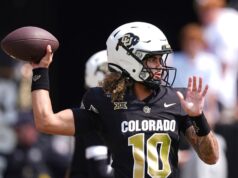 El mariscal de campo de Colorado, JuJu Lewis, dando una buena impresión a sus compañeros de equipo