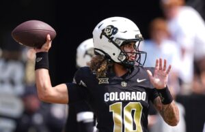 El mariscal de campo de Colorado, JuJu Lewis, dando una buena impresión a sus compañeros de equipo