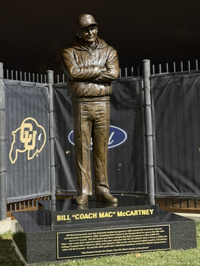 DCC-L-CUFB-MACSTATUE-01.jpg