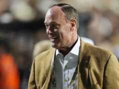 El director atlético de Colorado, Rick George, renuncia