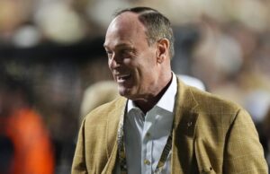 El director atlético de Colorado, Rick George, renuncia