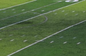 El entrenador de fútbol americano de la escuela secundaria de Virginia desapareció en un bosque con una pistola después de acusaciones de sexo infantil