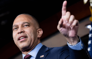 Los demócratas toman una enorme ventaja a mitad de mandato en una encuesta marista (atípica)