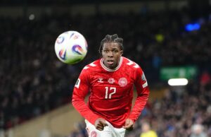 Los medios daneses detectan un problema con Patrick Dorgu del Manchester United contra Escocia, necesita mejorar
