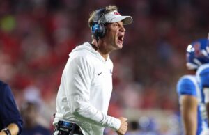La inevitable salida de Lane Kiffin de Ole Miss expone otro sistema de fútbol universitario roto