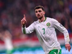 Postura del Manchester United sobre el fichaje de Troy Parrott después del hat-trick heroico de Irlanda, se hizo una comparación con Harry Kane