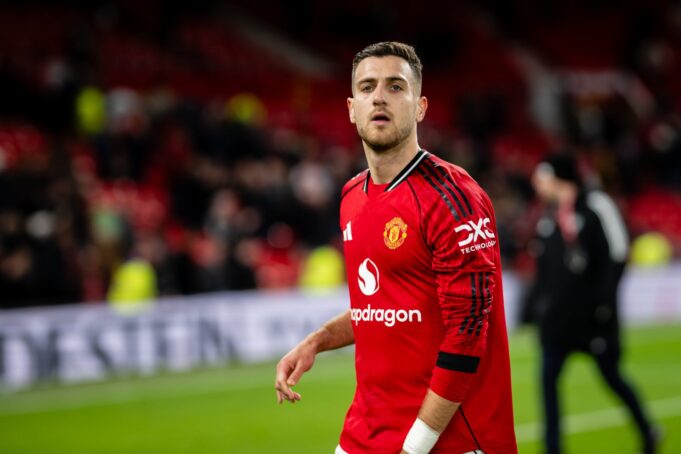 Noussair Mazraoui sustituirá a Dalot, pero la solución a los problemas del Manchester United aún está al margen