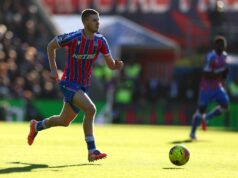 Adam Wharton impresiona en medio de los vínculos con Man Utd, pero es eclipsado por la estrella de 65 toques