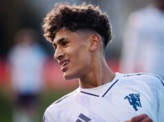 Chido Obi reacciona al hat-trick de JJ Gabriel para el Man Utd U18 en la goleada por 7-0 al Liverpool