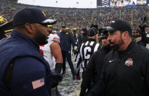 Ryan Day y Sherrone Moore descarrilan el intento de plantar una bandera después del partido Ohio State-Michigan