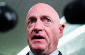 Senador Kelly criticado por publicar en respuesta a tiroteos contra guardias