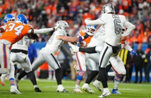 JL Skinner de los Broncos realiza un bloqueo de despeje que cambiará el juego contra los Raiders