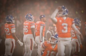 MIRAR: JL Skinner de los Broncos bloquea el despeje de los Raiders