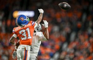 Broncos y Vance Joseph lanzan una mezcla de CB a Brock Bowers de los Raiders