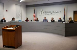 La junta escolar del condado de Douglas considera la prohibición de los atletas transgénero