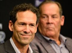 “Dick Monfort de los Rockies pasa el relevo a su hijo Walker”. No lo retires