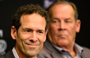 “Dick Monfort de los Rockies pasa el relevo a su hijo Walker”. No lo retires