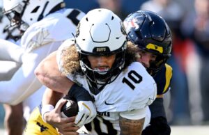 El entrenador Prime necesita a Julian Lewis para volver a encarrilar el fútbol de los CU Buffs